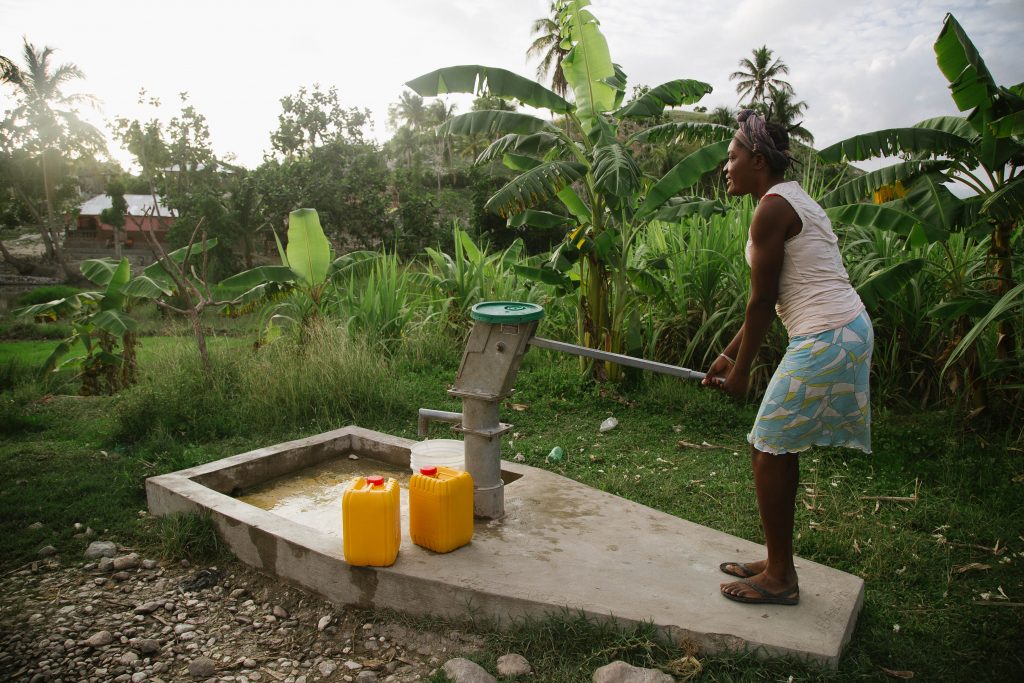 Rosena Fontis pumps water.